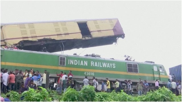 Katastrofa Indijoje: susidūrė keleivinis ir prekinis traukiniai, pranešama apie žuvusiuosius