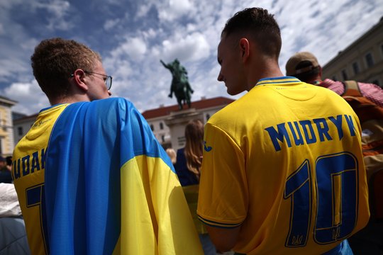  Vokietijoje – Rusijos išpuolių sunaikinto Charkivo stadiono ekspozicija<br> EPA-ELTA nuotr.