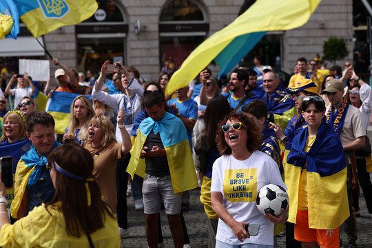  Vokietijoje – Rusijos išpuolių sunaikinto Charkivo stadiono ekspozicija<br> EPA-ELTA nuotr.