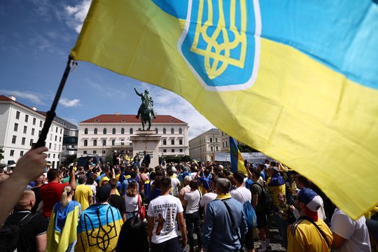  Vokietijoje – Rusijos išpuolių sunaikinto Charkivo stadiono ekspozicija<br> EPA-ELTA nuotr.