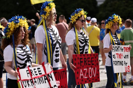  Vokietijoje – Rusijos išpuolių sunaikinto Charkivo stadiono ekspozicija<br> EPA-ELTA nuotr.