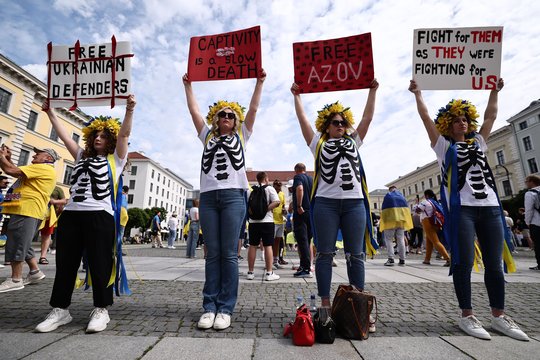  Vokietijoje – Rusijos išpuolių sunaikinto Charkivo stadiono ekspozicija<br> EPA-ELTA nuotr.