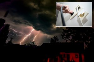 Meteorologas paaiškino, kada žaibų būtina saugotis ir atsakė, ar reikia ištraukti įrenginius iš elektros lizdų