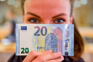 Ieškant lėšų gynybai, Prezidentūra ragina svarstyti aukštų pajamų apmokestinimą