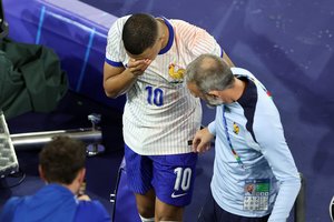 Šokas Prancūzijoje – krauju pasruvusiam K. Mbappe „Euro 2024“ gali būti baigtas