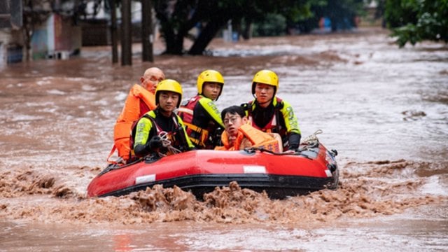 Pietų Kiniją vėl niokoja potvyniai: keliai tapo nepravažiuojami, srovės neatlaiko pastatai ir tiltai