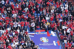 Pro akis nepraleido – UEFA baus Serbiją už sirgalių iškeltas vėliavas