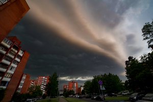 Įspėja – laukia itin audringa diena: siautės škvalas, perkūnija, pabirs kruša