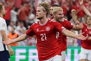 Pirtį varžovams užkūrę danai Anglijos futbolo žvaigždėms dalino meistriškumo pamokas