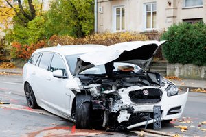 Artėjant Joninių savaitgaliui perspėja vairuotojus: kada patekus į avariją teks sumokėti iš savo kišenės