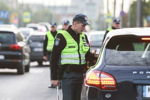 Prieš ilgąjį savaitgalį keliuose – sustiprintos policijos pajėgos: kontrolės priemonės bus matomos ir juntamos kone visiems vairuotojams