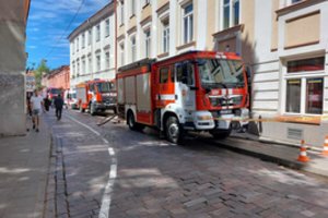 Sostinės centre užsidegė namo stogas – gaisrą gesino keturi ugniagesių ekipažai