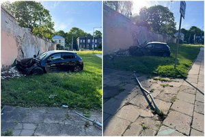 Sostinėje girtas vairuotojas nuomotu automobiliu nulaužė kelio ženklą ir rėžėsi į Sapiegų rūmų tvorą