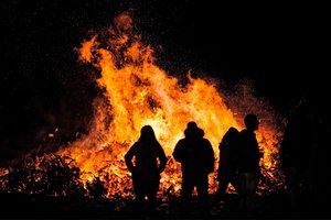 Ugniagesiai perspėja: kūrendami laužus per Jonines ir ieškodami paparčio žiedo – nepamirškime saugumo