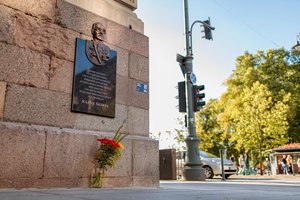 Nesuderinus su sostinės savivaldybe, Vilniuje pakabinta kontroversiškai vertinamam K. Škirpai skirta atminimo lenta