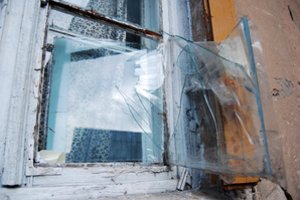 Jurbarko rajone chuliganais išdaužė vietos gyventojo buto langą