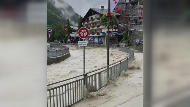 Šveicarijoje slidinėjimo kurorte – potvynis: užfiksavo į miestelio gatves besiliejančią upę