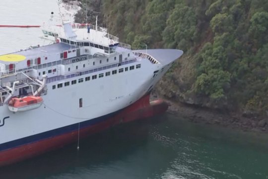 Naujoje Zelandijoje keltas užplaukė ant seklumos: kone pusė šimto žmonių naktį turėjo praleisti laive