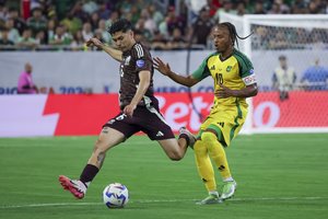 Meksikos futbolininkai sėkmingai pradėjo kovas „Copa America“ čempionate, bet neteko kapitono