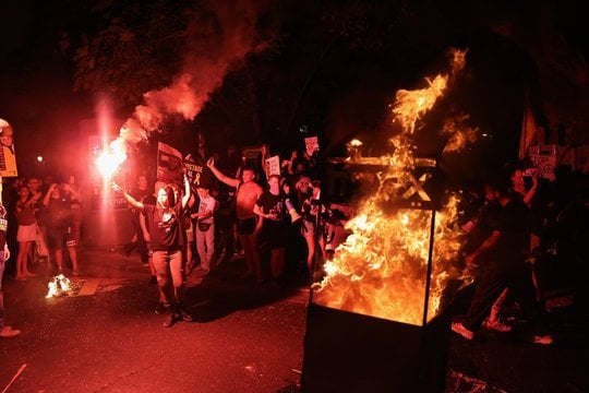 Vaizdai iš Izraelio: tęsiantis protestams prieš B. Netanyahu vyriausybę neišvengta susirėmimų su policija