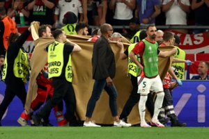 Siaubo scena „Euro 2024“: po susidūrimo su varžovu – Vengrijos futbolininkas krito be sąmonės