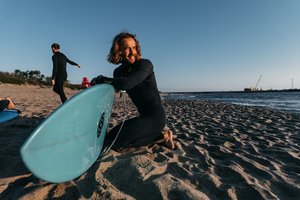 Beveik trys tūkstančiai nemokamų banglenčių treniruočių Klaipėdos regiono gyventojams