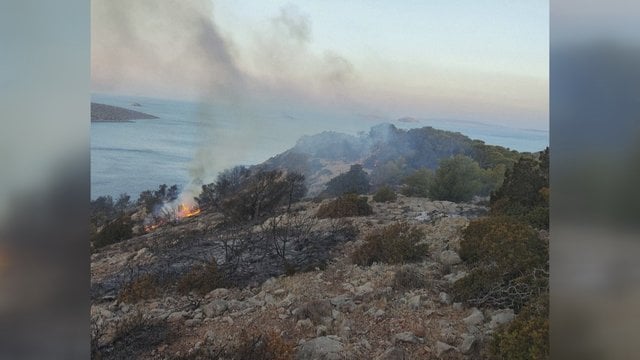 Suvaldytas dėl fejerverkų Graikijos saloje kilęs gaisras: kaltinimai pareikšti pramogautojams jachtoje