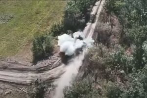 Rusų dronas smogė į amerikietišką šarvuotį „Bradley“ – štai kuo viskas baigėsi