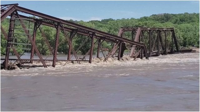 Potvynis Pietų Dakotoje sugriovė tiltą: nelaimė turės didelių pasekmių 