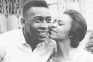 Su pasauliu atsisveikino 101 metų sulaukusi Pele mama: apie legendinio sūnaus mirtį nežinojo