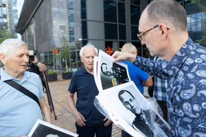 Vilniuje surengtas piketas dėl nukabintos atminimo lentos K. Škirpai: susirinkę mano, kad grįžtama prie sovietmečio praktikų