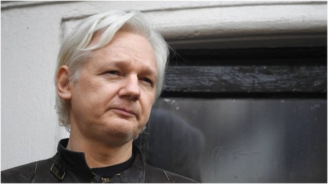 Į laisvę paleistas „Wikileaks“ įkūrėjas: Julianas Assange'as sutiko prisipažinti kaltu