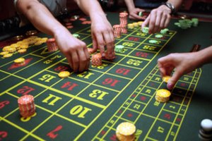 Audringas diskusijas sukėlusiam azartinių lošimų reklamos draudimui – palaikymas Seime: liko tik vienas žingsnis