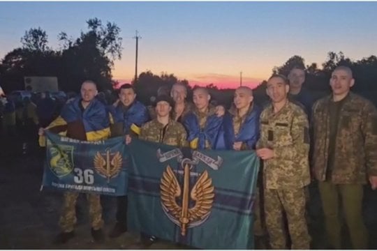 Ukraina ir Rusija apsikeitė kariais: į gimtąją šalį leido grįžti po 90 belaisvių