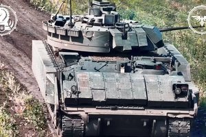 Štai ką reiškia vakarietiškas šarvas: į „Bradley“ pataikė rusų dronas, įgula smūgio nė nepajuto