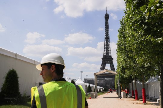  „Eiffel Town“ ir „Champ de Mars“ arenos<br> EPA-ELTA nuotr.