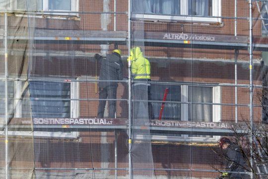 Vilnietis kritikuoja renovacijos administravimą siūlančios įmonės paslaugas – ragina neužkibti ant masalo