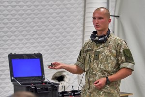 Lietuvos kariuomenėje vyksta dronų instruktorių kursas