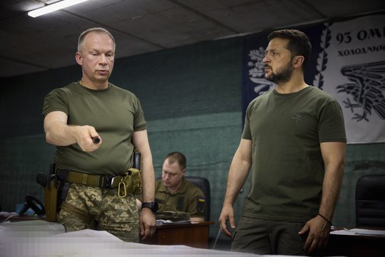 V. Zelenskis aplankė karius ir karo medikus Donecko srityje: kartu vyko O. Syrskis bei A. Hnatovas. 