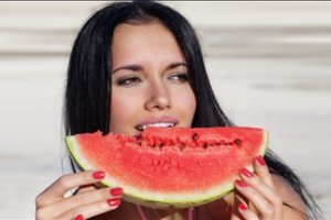 Atsivėsinkite sveikai: ką valgyti ir ko vengti karštomis dienomis?