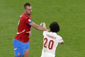 Po žūtbūtinio turkų ir čekų mačo – žaidėjų pykčio protrūkis aikštėje: peštynės ir raudona bei 18 geltonų kortelių