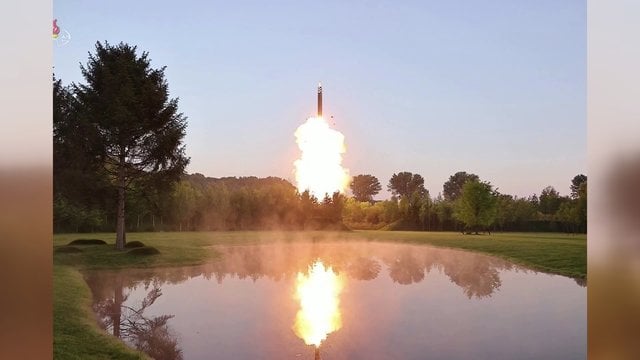 Šiaurės Korėja giriasi sėkmingai atlikus dar vienos raketos bandymą: paaiškino, ko buvo siekta