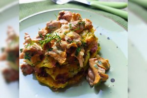 Cukinijų blynai su grūdėta varške ir voveraičių padažu: žinomas receptas suskamba kitomis natomis