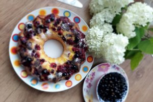 Jau prisirpus juodiesiems serbentams – gardaus kekso su uogomis ir šokoladiniu kremu receptas