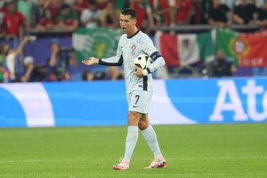 Per plauką nuo nelaimės: C. Ronaldo vos nenuskynė iš tribūnų iššokęs aistruolis