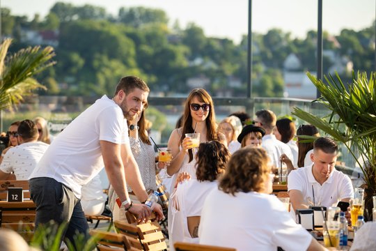 Vakar duris atvėrė jų trečioji erdvė – „Volfas Engelman Panorama Sky Bar“, įsikūrusi išskirtinėje vietoje – ant bravoro stogo.<br>I.Gaižausko nuotr.