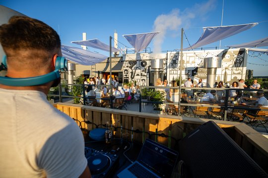 Vakar duris atvėrė jų trečioji erdvė – „Volfas Engelman Panorama Sky Bar“, įsikūrusi išskirtinėje vietoje – ant bravoro stogo.<br>I.Gaižausko nuotr.