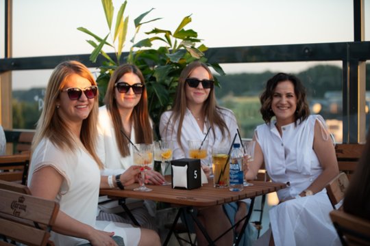 Vakar duris atvėrė jų trečioji erdvė – „Volfas Engelman Panorama Sky Bar“, įsikūrusi išskirtinėje vietoje – ant bravoro stogo.<br>I.Gaižausko nuotr.