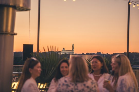 Vakar duris atvėrė jų trečioji erdvė – „Volfas Engelman Panorama Sky Bar“, įsikūrusi išskirtinėje vietoje – ant bravoro stogo.<br>I.Gaižausko nuotr.