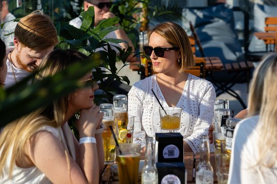 Vakar duris atvėrė jų trečioji erdvė – „Volfas Engelman Panorama Sky Bar“, įsikūrusi išskirtinėje vietoje – ant bravoro stogo.<br>I.Gaižausko nuotr.